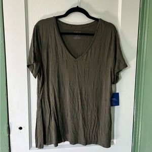 NWT Apt 9 vneck tshirt size XL